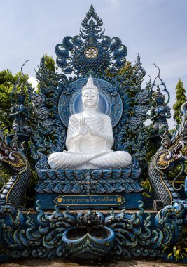 Wat Rong Suea 10, daha çok Mavi Tapınak olarak bilinir, Chiang Mai 'nin dört saat kuzeyinde, Chiang Rai' de bulunur. Tapınak heykelleri ve duvarları parlak mavi safir renginde süslenmiş..
