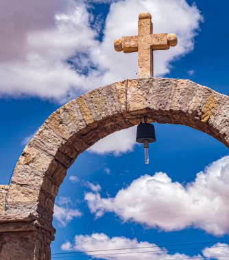 Bolivya 'daki bir kilisenin kemerinin altında bir ampul asılı..