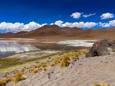 Dağları ve bulutları yansıtan tuz gölünün manzarası sanki aynadaymış gibi..