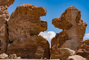 Bolivya 'da kaya oluşumları 16,000 feet yükseklikte, sabit rüzgar tarafından oyulmuştur..