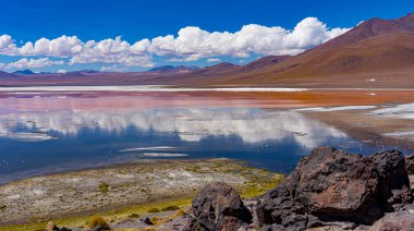 Dağları ve bulutları yansıtan tuz gölünün manzarası sanki aynadaymış gibi..