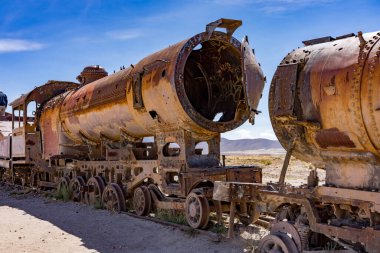 Bolivya Tuz Düzlükleri 'ndeki Tren Mezarlığı' nda terk edilmiş tren..