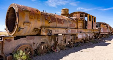 Bolivya Tuz Düzlükleri 'ndeki Tren Mezarlığı' nda terk edilmiş tren..