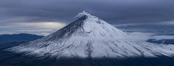 에쿠아 비행기를 날면서 꼭대기에서 연기를 내뿜고 화산은 사진을 찍은지 시간만에 — 스톡 사진