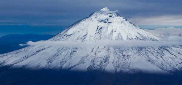 Góra Chimborazo Ekwadorze Podczas Lotu Showihg Dym Góry Wulkan Wybuchł — Zdjęcie stockowe