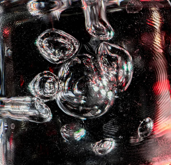 サイド照明付きの氷の中の泡のマクロ画像 — ストック写真