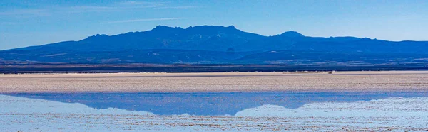 Płytka Laguna Boliwijskiej Pustyni Odzwierciedla Górę Nią — Zdjęcie stockowe