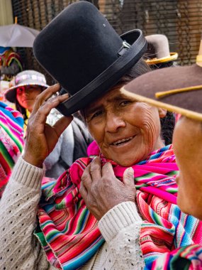 La Paz, Bolivya, 01222023 Bolivya - İnsanlar Bolivya 'nın adının değişmesini kutlamak için yürüyüşe geçtiler.