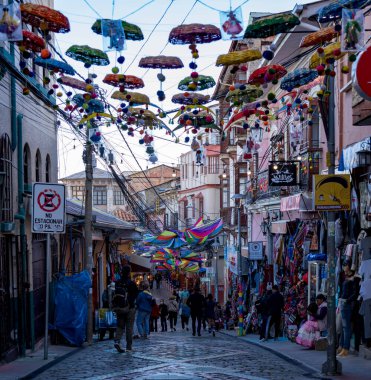 La Oaz, Bolivya, 01162023 - Cadı bebekleri caddelerin üzerinde asılı.