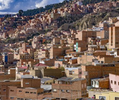 La Oaz, Bolivya, 01162023 - Evler ana kasabayı çevreleyen yamaçta yığılmış durumda.