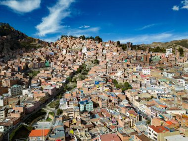 La Oaz, Bolivya, 01162023 - Evler ana kasabayı çevreleyen yamaçta yığılmış durumda.