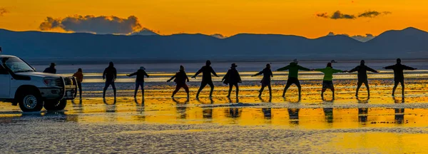 Uyuni Bolivien 01182023 Menschen Posieren Bei Sonnenaufgang Auf Den Bolivianischen — Stockfoto