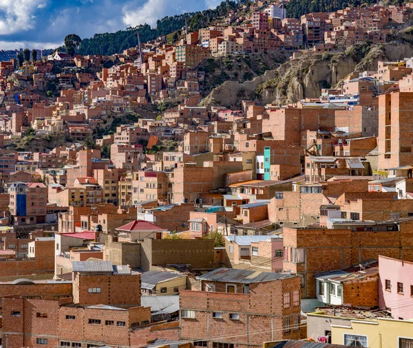 La Oaz, Bolivya, 01162023 - Evler ana kasabayı çevreleyen yamaçta yığılmış durumda.
