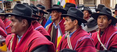 La Paz, Bolivya, 01222023 Bolivya - İnsanlar Bolivya 'nın adının değişmesini kutlamak için yürüyüşe geçtiler.