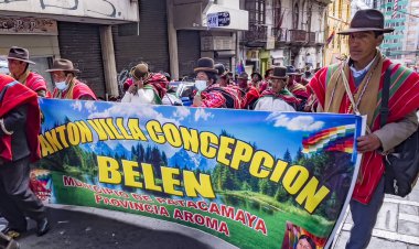 La Paz, Bolivya, 01222023 Bolivya - İnsanlar Bolivya 'nın adının değişmesini kutlamak için yürüyüşe geçtiler.