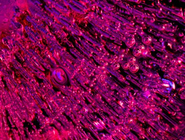 Yandan ışıklandırmalı buz kabarcıklarının makro görüntüleri.