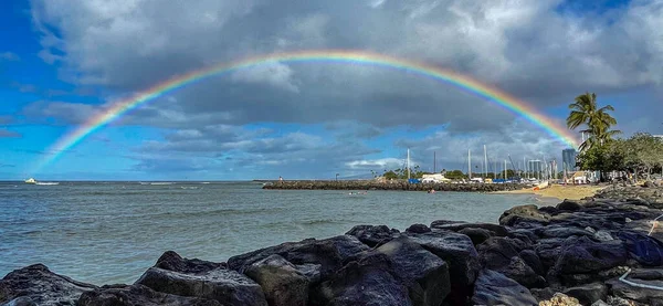 檀香山 夏威夷 2021年11月6日 彩虹在夏威夷瓦胡岛海滩上空 — 图库照片