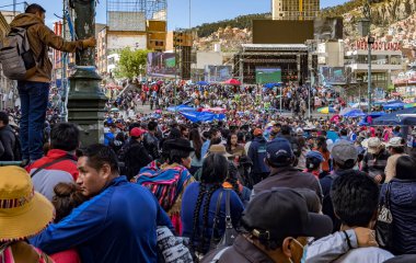 La Paz, Bolivya, 01222023 Bolivya - Bolivya 'nın ismini değiştirmek için düzenlenen geçit törenindeki kalabalık ve göstericiler.