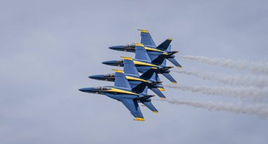 Honolulu, Hawaii, ABD, 2022-08-14: Askeri Hava Gösterisi, Mavi Melek uçakları düzende uçuyor.
