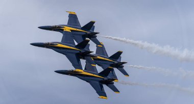 Honolulu, Hawaii, ABD, 2022-08-14: Askeri Hava Gösterisi, Mavi Melek uçakları düzende uçuyor.