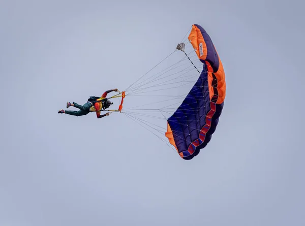 美国夏威夷檀香山 2022 军事航空展 高性能降落伞在头顶飞行 — 图库照片