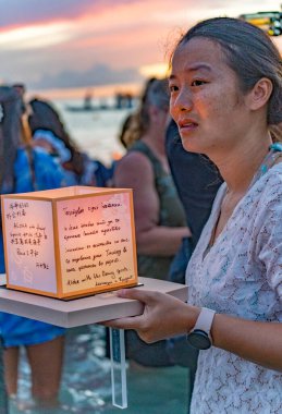 Hawaii, Honolulu - 20230530: Shinnyo Yüzen Fener Festivali - İnsanlar, ölen sevdikleri için yazılan dileklerle kişisel fenerlerini okyanusa taşıyorlar..