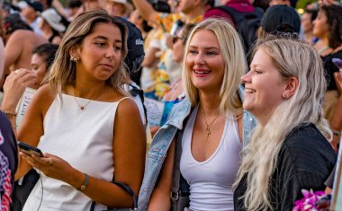 Hawaii, Honolulu - 20230530: Shinnyo Yüzen Fener Festivali - insanlar etkinliği izlemek için bekliyor..