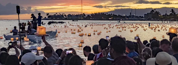 夏威夷 檀香山 20230530 神州浮动灯节 人们看着数以百计的漂浮灯笼 — 图库照片