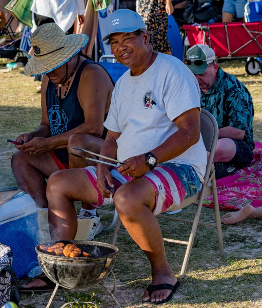 Hawaii, Honolulu - 20230530: Shinnyo Yüzen Fener Festivali - insanlar etkinliği izlemek için bekliyor..