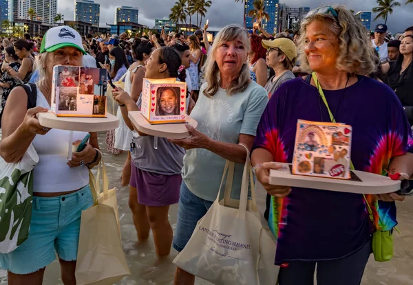 Hawaii Honolulu 20230530 Shinnyo Floating Lantern Festival Gente Lleva Linterna — Foto de Stock
