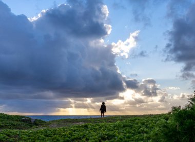 Honolulu, Hawaii, ABD - 2022-08-20 - Shaka Filming Hukilau - Sunset.