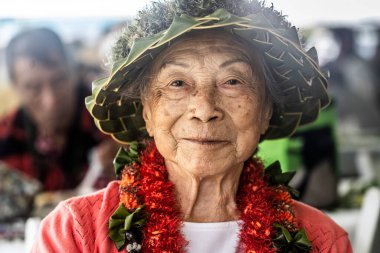 Honolulu, Hawaii, ABD - 2022-08-20 - Shaka Filming Hukilau - Etkinliğin en yaşlı üyesi Hukilau 'yu çocukluğundaki ilk Hukilau olarak hatırlıyor.