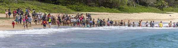 Honolulu Hawái Estados Unidos 2022 Shaka Filming Hukilau Gente Alinea —  Fotos de Stock