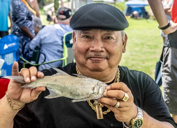 Honolulu Hawaii Usa 2022 Shaka Filming Hukilau Man Shows Fish — Stock Photo, Image