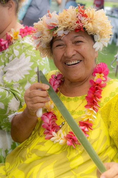 Honolulu Hawaii Usa 2022 Shaka Natáčení Hukilau Usmívající Žena Předvádí — Stock fotografie