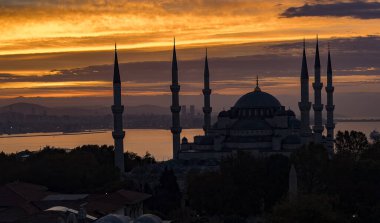 İstanbul, Türkiye 'deki Mavi Cami' nin Silüeti.