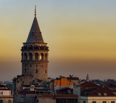 İstanbul 'da gün batımında galata kulesi..