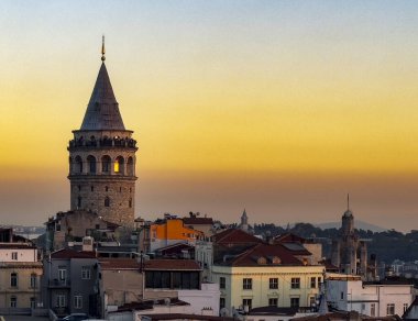 İstanbul 'da gün batımında galata kulesi..