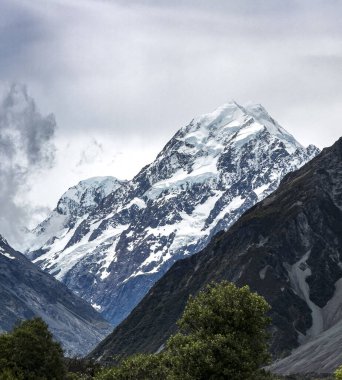 Aoraki, NZew Zealand 'ın Güney Adaları' ndaki en yüksek dağ olan Cook Dağı 'nın geleneksel Maori adıdır..