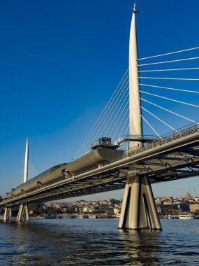 Halic metro köprüsü ve Golden Horn. Eminonu bölgesindeki metro istasyonu. Köprünün özel bir yayı var..