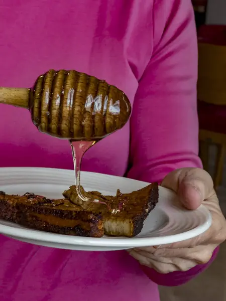 Vrouw Portemonnees Honing Haar Ontbijt Frans Toast Stockfoto