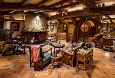 Sıcak ve cezbedici iç tasarım, kırsal ve fantezi öğeleri olan bir hobbit evini anımsatıyor.