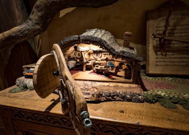 Kırsal araçları ve büyüleyici tasarım elementleri olan kaprisli bir atölyenin ayrıntılı minyatürü