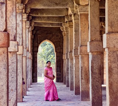 Pembe sarili zarif bayan tarihi bir anıtın huzurlu koridorlarını keşfediyor.
