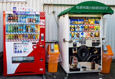 Japonya 'da renkli otomatlar içecek ve taze demlenmiş kahve sunuyor.