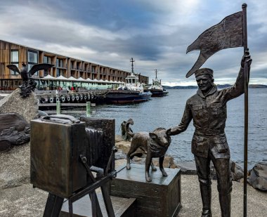 Bir denizciyi ve sadık köpeğini deniz kenarında tasvir eden bronz bir heykelin sanatsal temsili
