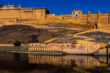 Jaipur, Hindistan 'daki berrak mavi gökyüzüne yansıyan kehribar kalenin manzarası