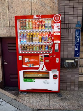 Canlı, tam stoklanmış otomat şehir sokaklarında çeşitli içecekler sunuyor.