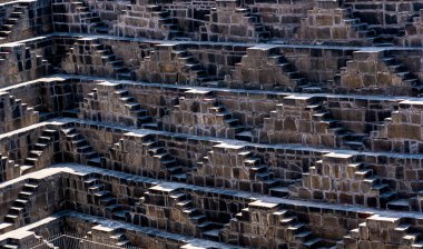 Chand Baori Stepwell 'in simetrik basamaklarına yakın çekim, karmaşık taş işçiliğini gösterir