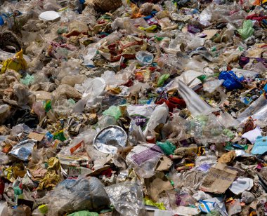 Çevre kirliliğini vurgulayan dağınık plastik atık ve molozların yüksek açılı görünümü
